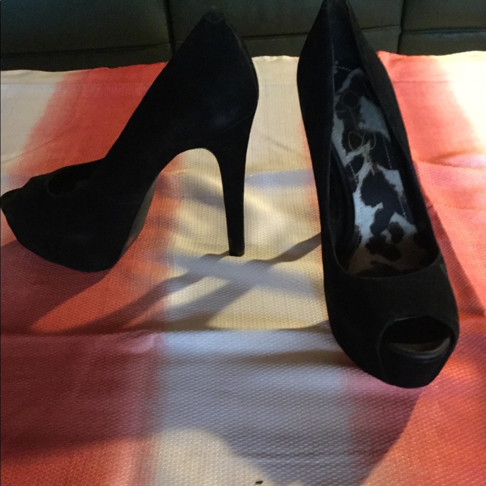 Jessica Simpson’s Suede Black Pumps